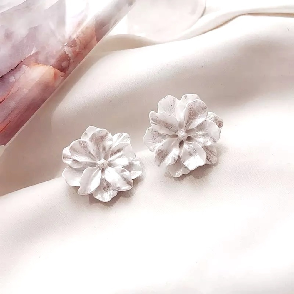 Korean romantic carve patterns flowers on Resin stud earrings